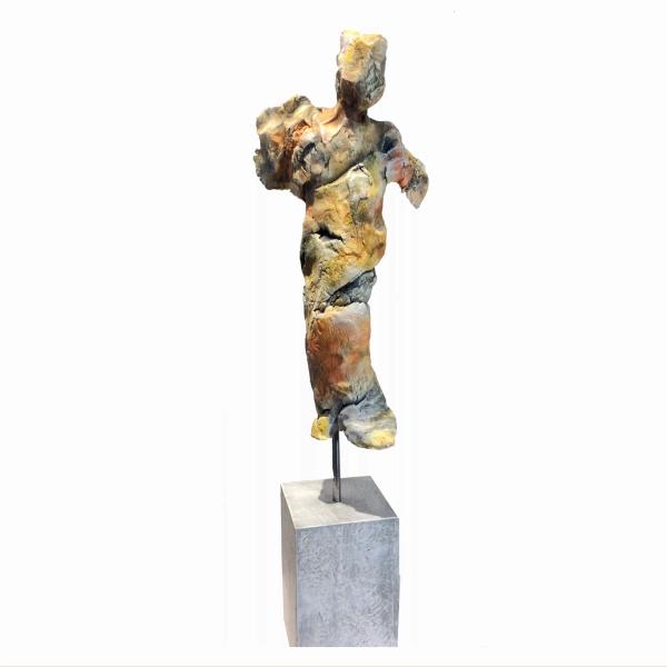 Ilona Schmidt's "FIGURINE NR. XII" zeigt eine Skulptur eines modellierten Körpers aus Ton, gebrannt, mit Holzständer und Kaltfarbenpatina.