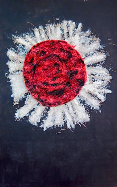 Ronny Cameron's "Poppy in White" figurative abstrakte Malerei zeigt eine Blume aus Jute und Papier geformte Blume in Rot und weiß