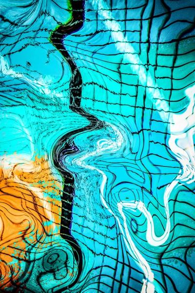 Martina Chardin abstrakte Fotografie türkiser Pool mit Wasser und gelben Kacheln verzerrt
