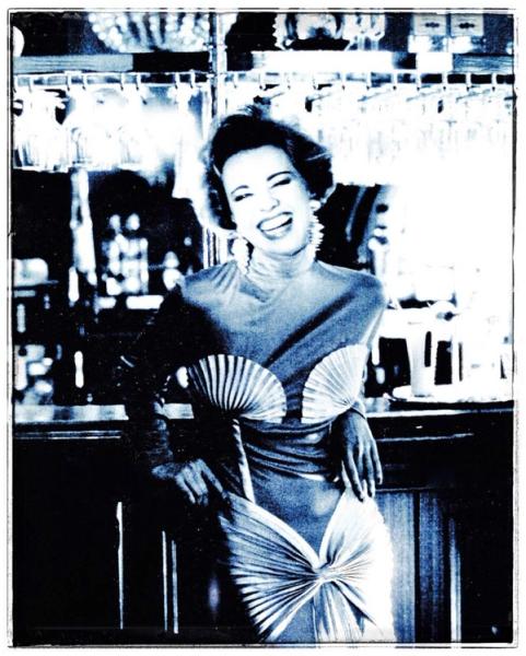 Manfred Vogelsänger analog Fotografie lachende Frau in Grand Hotel Bar Berlin