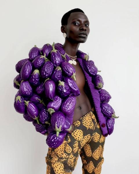 Bonny Carrera's KI generiertes Porträtbild "Rice Noodles" zeigt eine junge Frau mit Aubergine Outfit