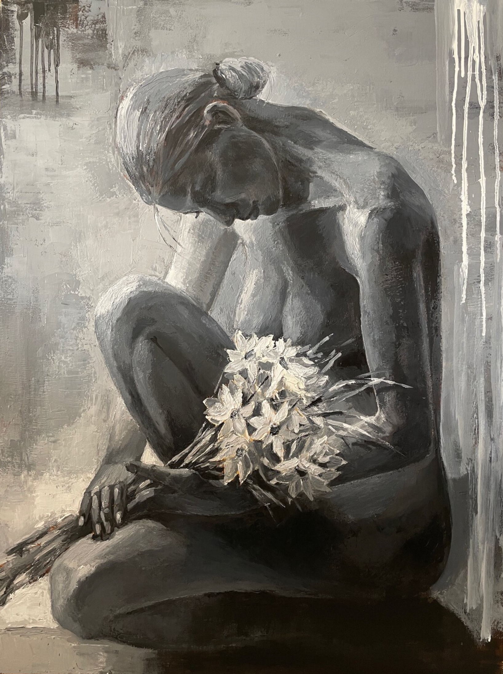 Fragile" d'Anna Reznikova montre un tableau de nus, une jolie femme assise avec un bouquet de fleurs.