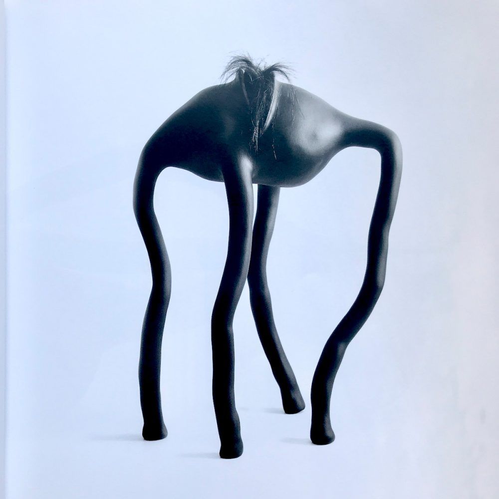 Pe Hagen abstrakte schwarze Skulptur Vagina mit vier dünnen Beinen
