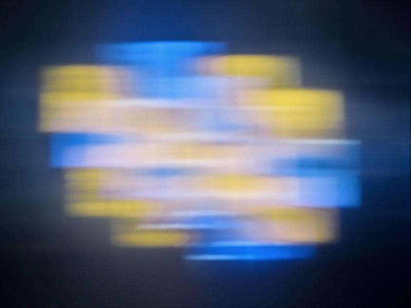Michael Haegele abstrakte Fotografie  überlappend leuchtende Quadrate blau und gelb auf dunklem Hintergrund