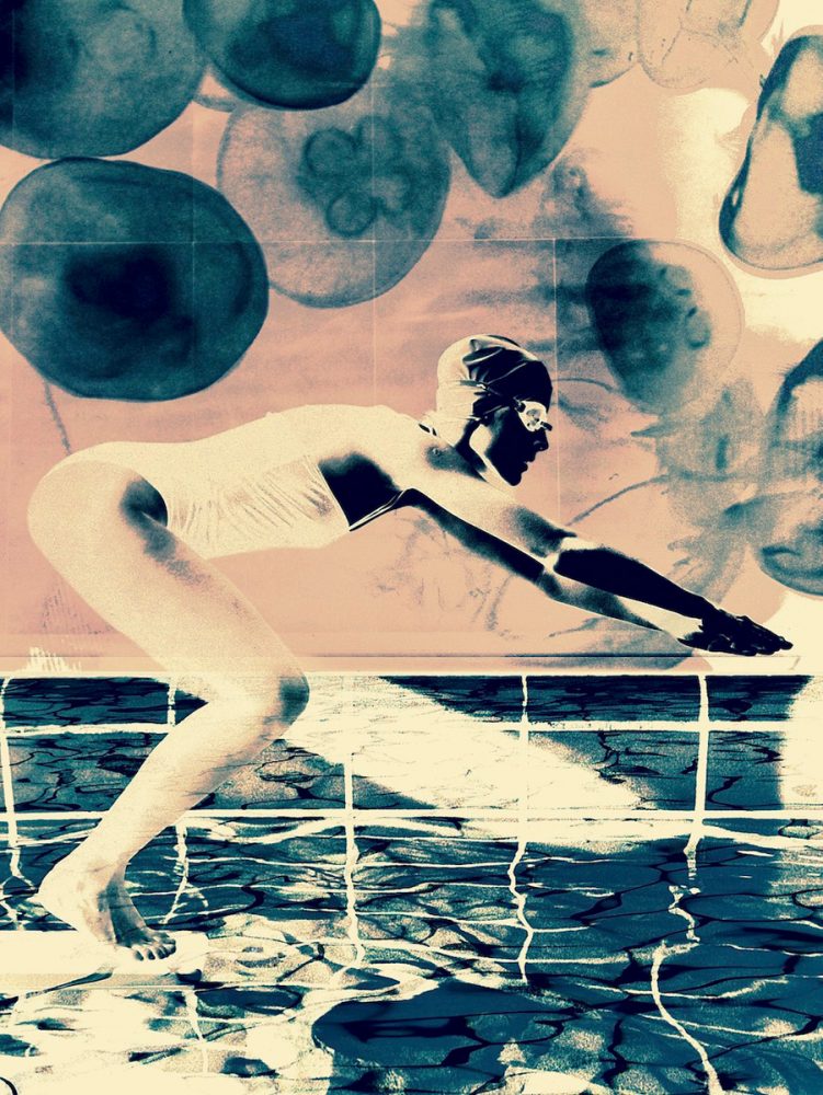 Manfred Vogelsänger abstrakte Fotografie Frau mit Schwimmhaube und Schwimmbrille springt ins Schwimmbecken mit Überlagerung  Quallen im Himmel