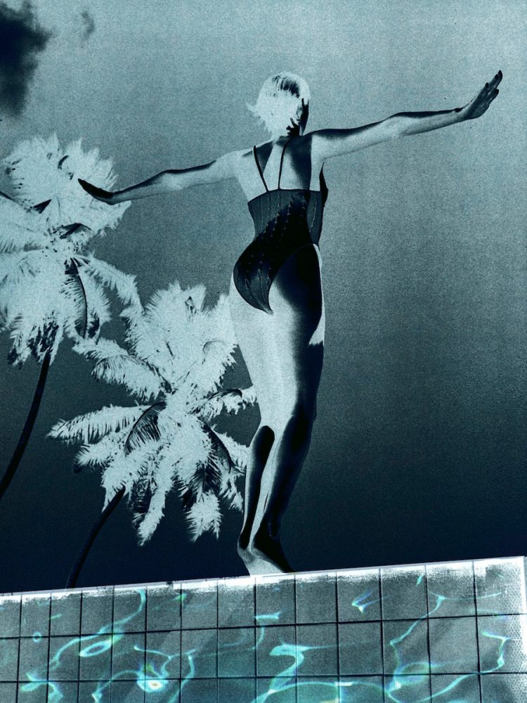 Manfred Vogelsänger abstrakte Fotografie negativ Frau im Bikini am Schwimmbecken mit ausgestreckten Armen und Palmen 
