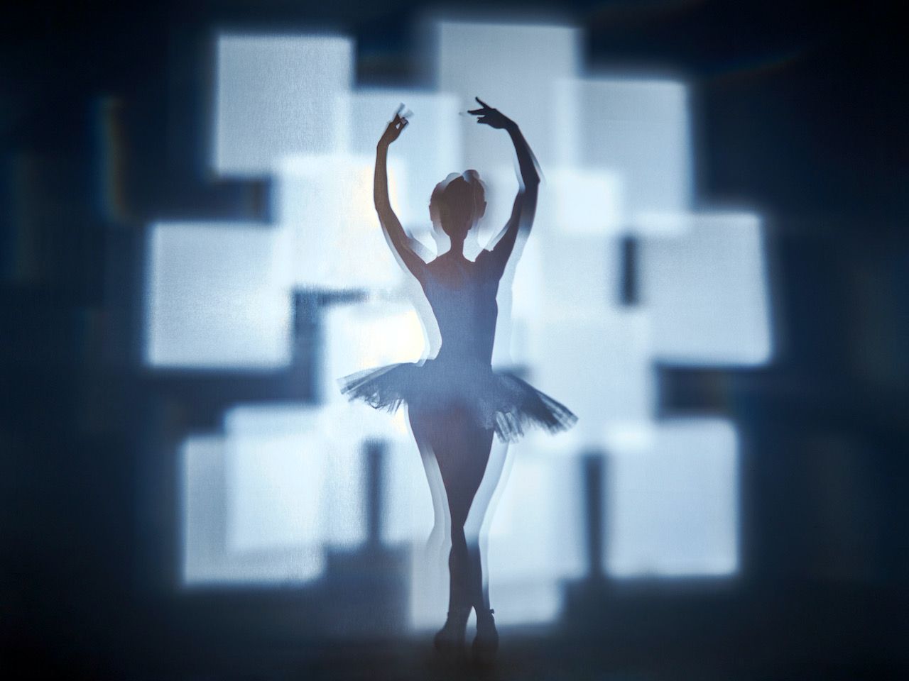 Michael Haegele abstrakte Fotografie Silhouette Ballerina mit leuchtenden überlappenden Quadraten im Hintergrund 