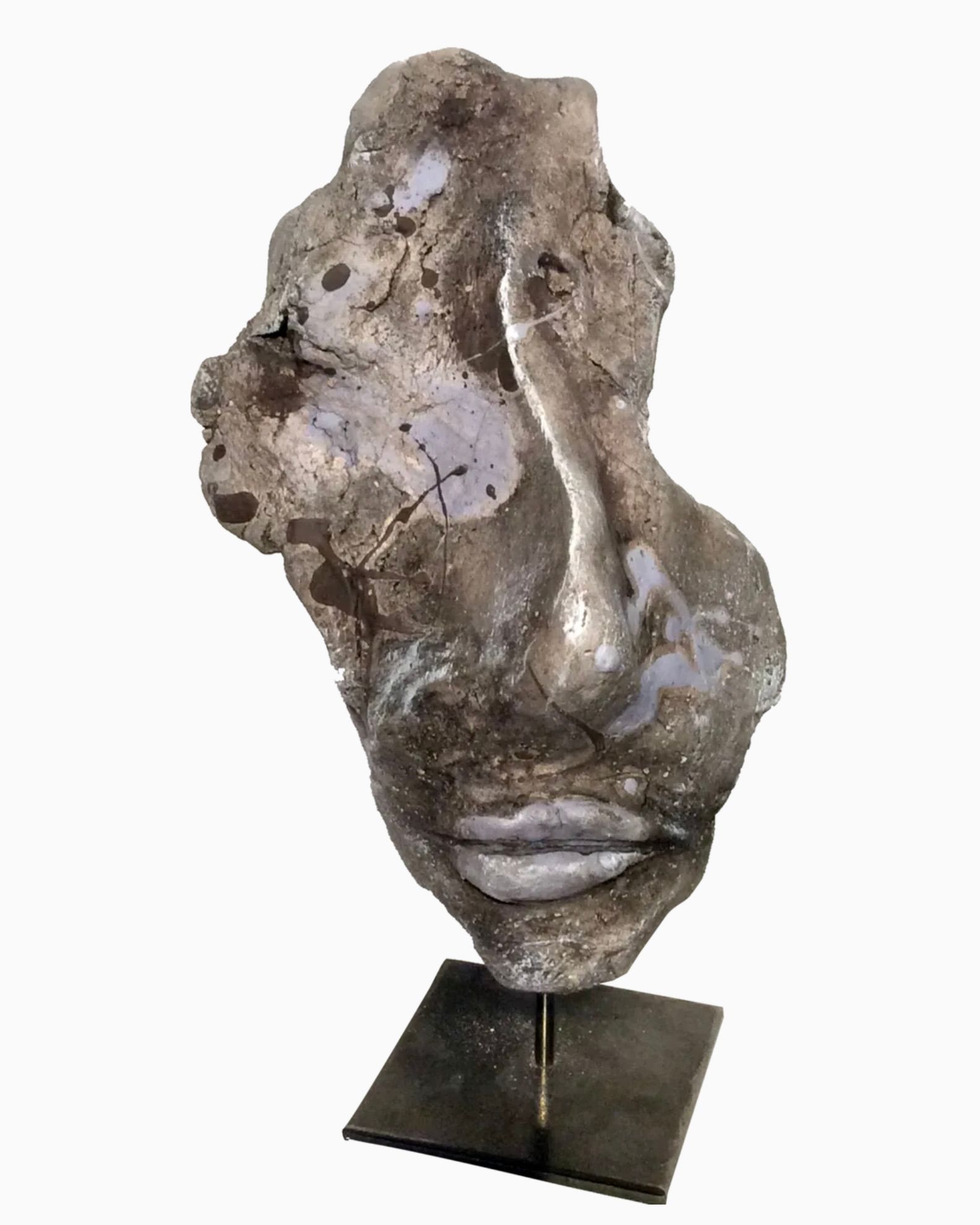 La "Sculpture - sans titre" d'Ilona Schmidt représente une tête. Modelée en pâte de grès, traitée avec des engobes et de la patine après la cuisson.