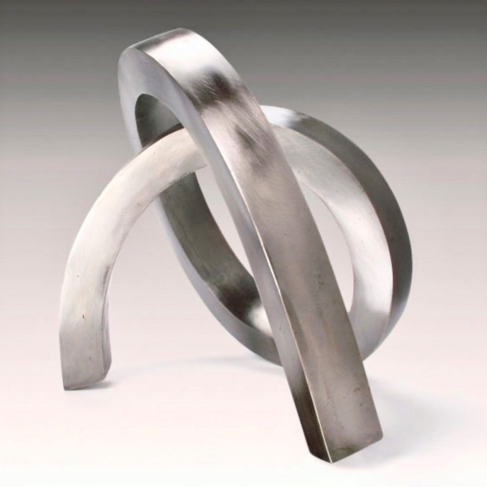 Carola Eggeling Sculpture Barre métallique argentée courbée en forme de bretzel