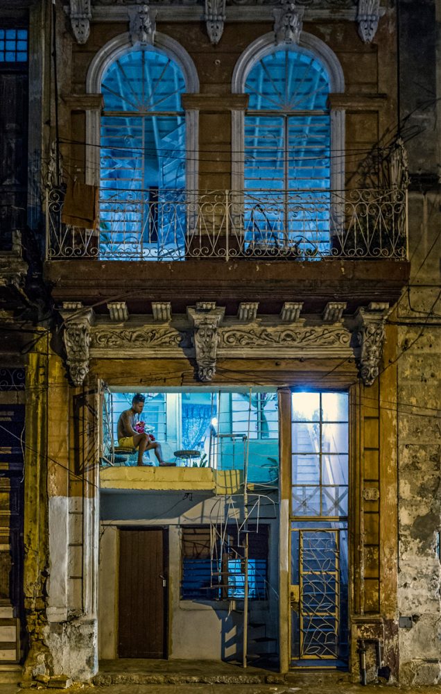 Joe Willems photographie une vieille maison à Cuba avec une lumière bleue
