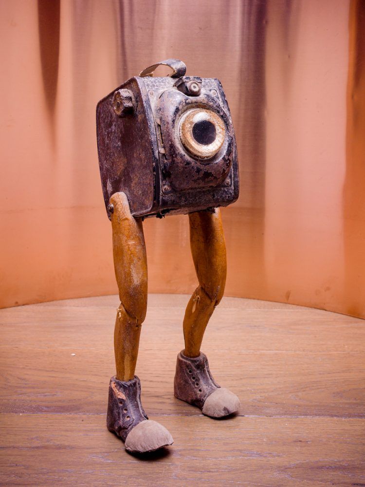 Stefano Prina Skulptur Agfa Filmkamera mit Beinen undSchuhen