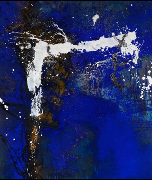 Martina Chardin abstrakte Malerei blauer Hintergrund mit weißem Pinselstrich Tropf Malerei Akzent
