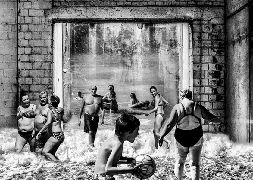 Martina Chardin Fotografie Composing schwarzweiß Menschen in Badesachen in gefluteter Brick Stein Halle