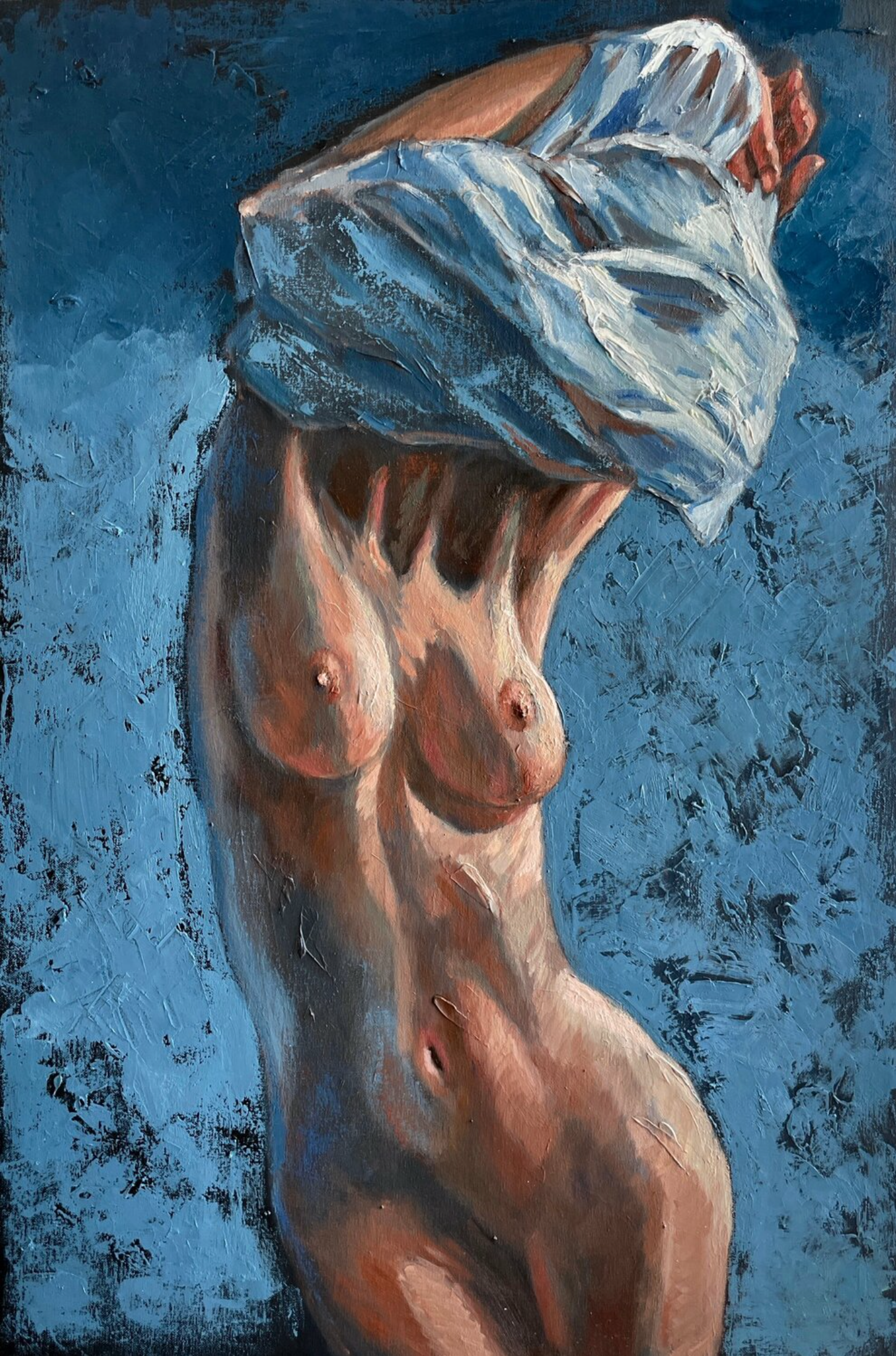 L'opera "Fragile 1" di Anna Reznikova mostra un quadro di nudo. Una bella donna che si spoglia.
