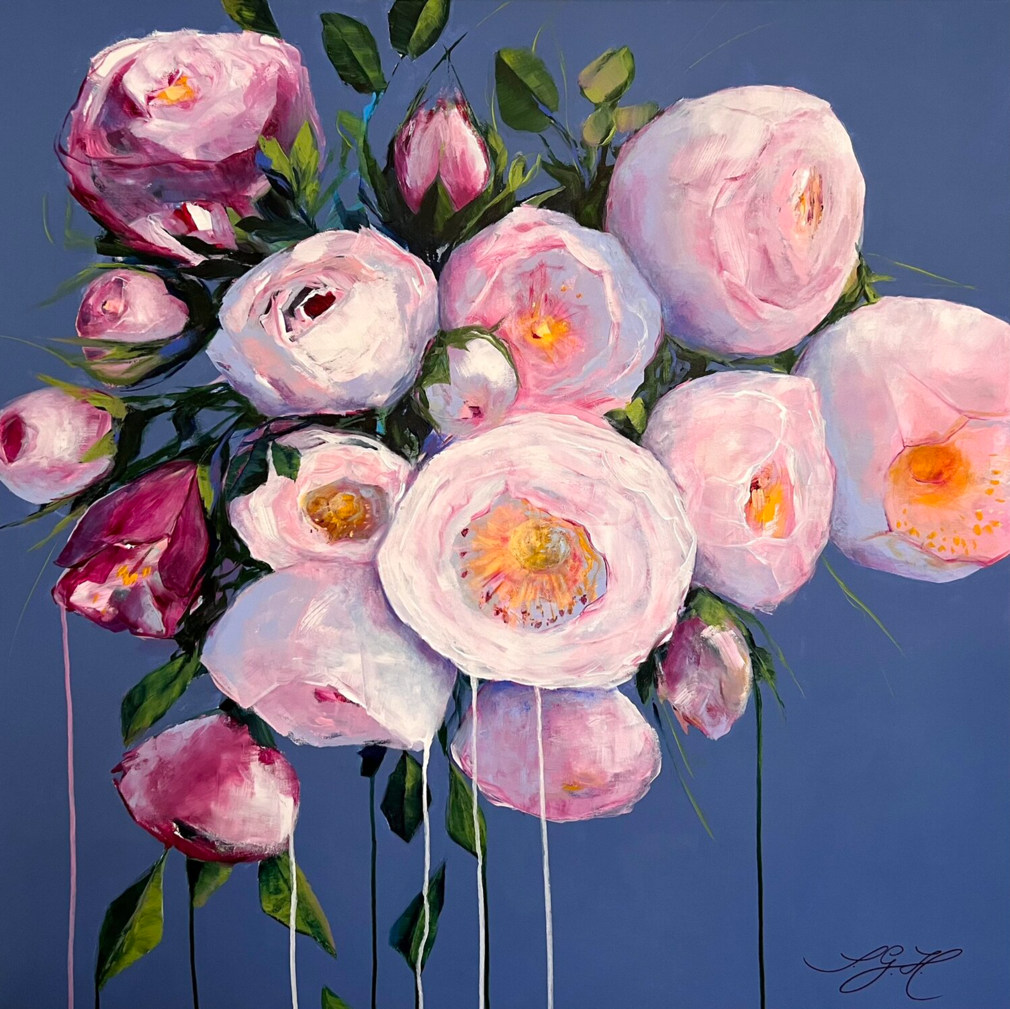 在Sandra Gebhardt-Hoepfner的 "大花4 "彩色画作中，艺术家将白色、粉色、粉红色的玫瑰与郁郁葱葱的绿色和浅绿色的叶子排列在鸽子蓝背景上。它们是她在汉堡的夏季花园里的当年的玫瑰花。白色和粉色的花朵在阳光下闪闪发光。