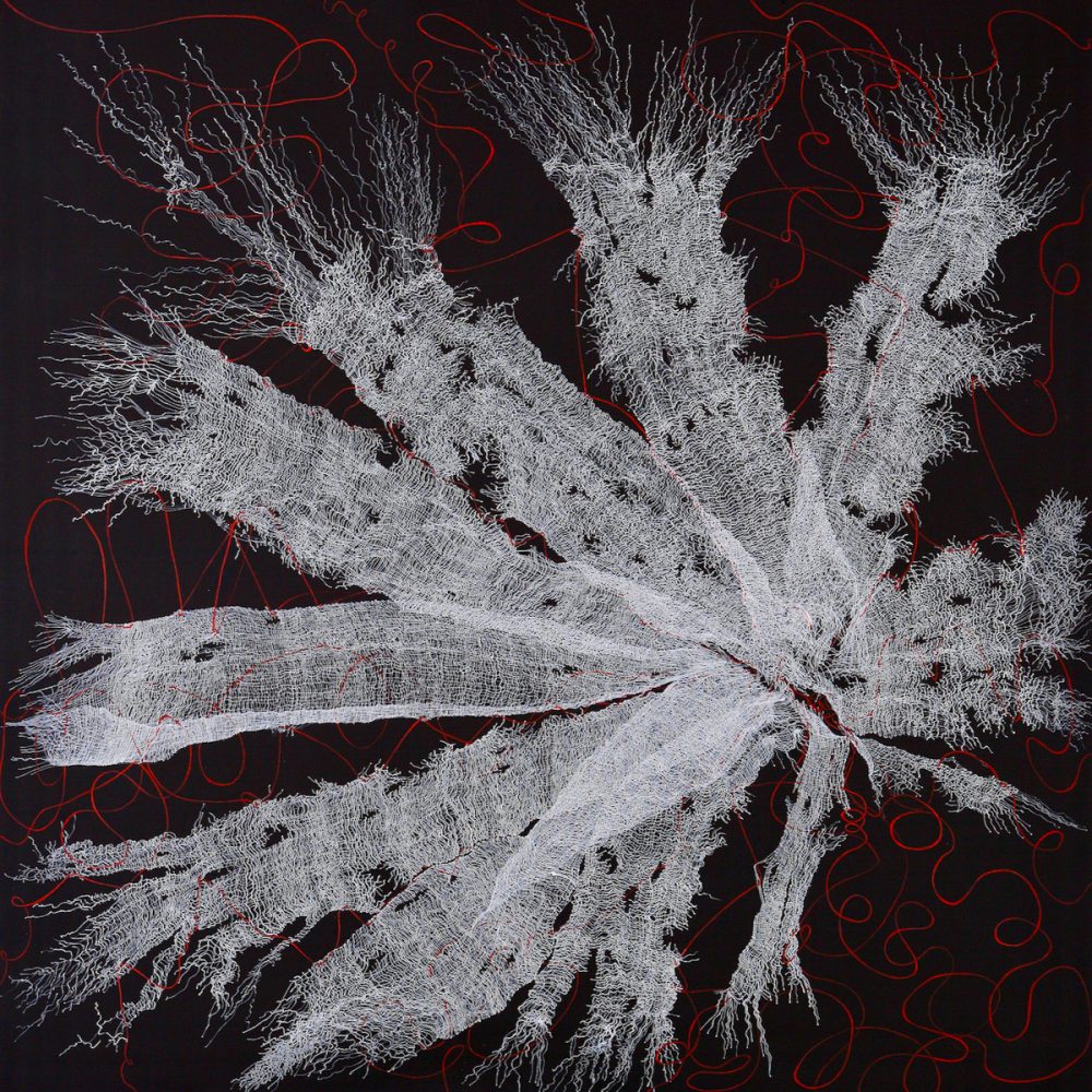 Maria Pia Pascoli Bande de gaze en forme de fleur cousue avec du fil rouge