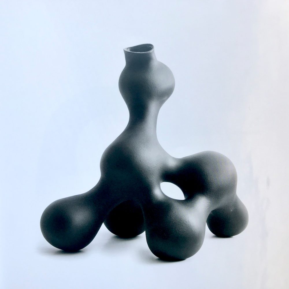 Pe Hagen sculpture noire molécule sphérique modèle