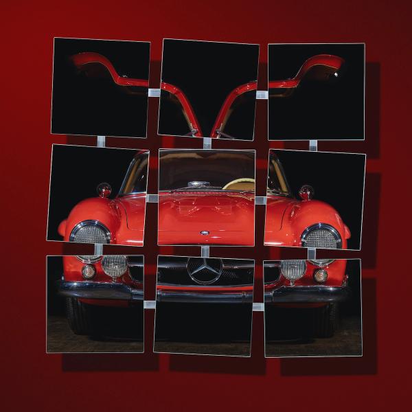 Michael Haegele Fotografie neun quadratisch angeordneten Spiegel mit rotem Mercedes Sportauto auf dunklen rotem Hintergrund