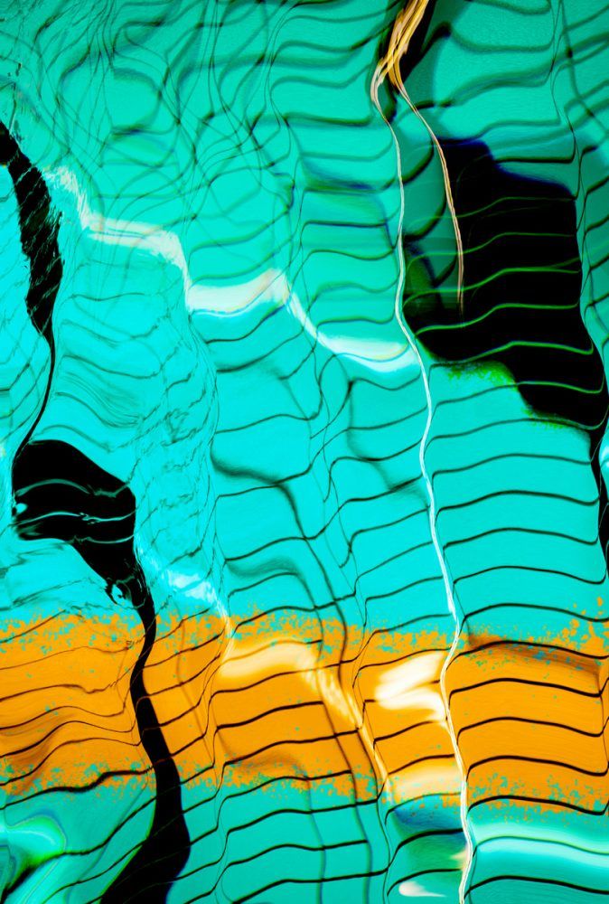 Martina Chardin photographie abstraite piscine turquoise déformée par l'eau et les carreaux jaunes