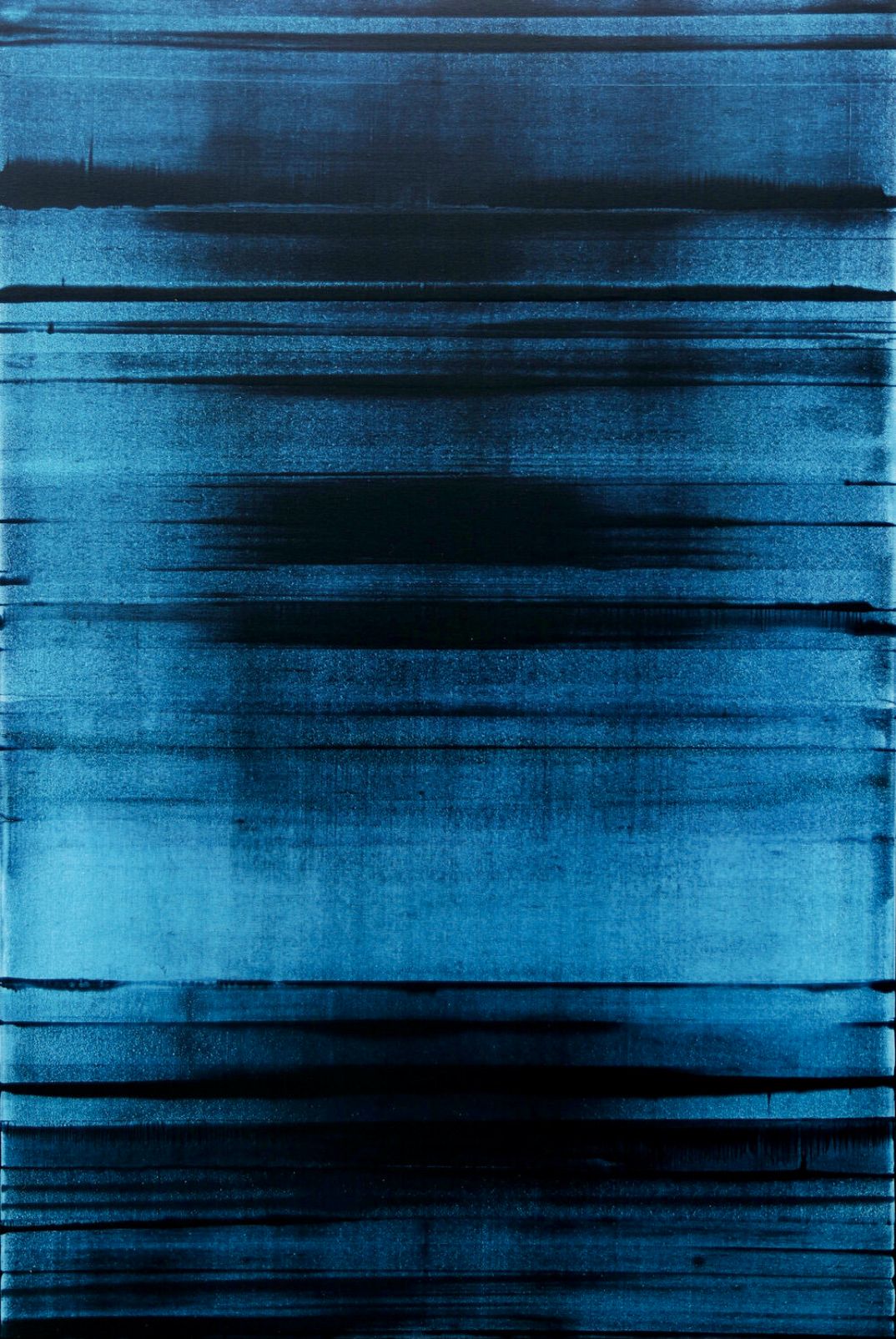 In Inez Froehlich's "BLUE FREQUENCY" abstraktes Gemälde dominiert die Farben,  Blau, monochrome Abstraktion. Der Stil des Gemäldes ist Shabby chic, Industriestil, Vintage, Retro, Boho, rustikal.