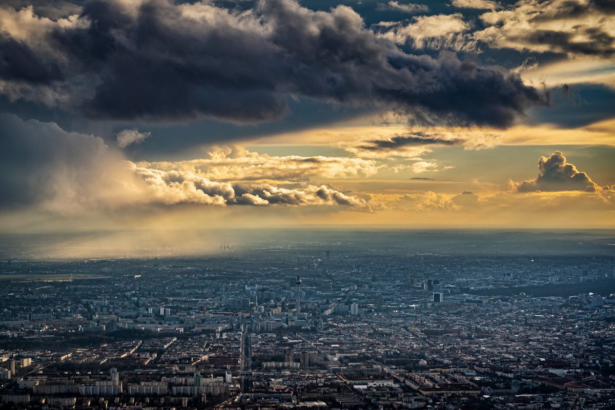 Joe Willems Photographie Vue aérienne de Berlin avec un ciel nuageux dramatique