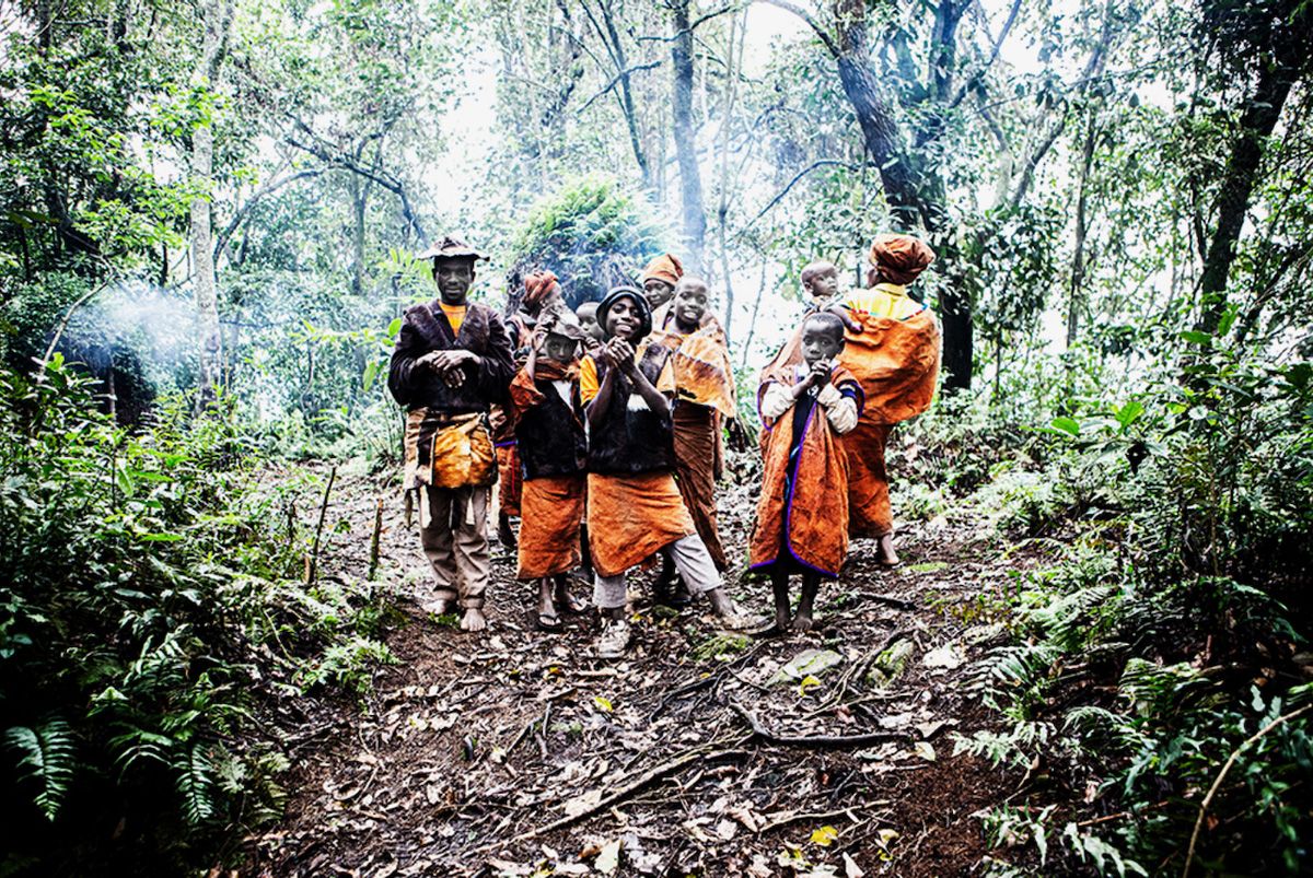 Jörg Conrad Fotografie gruppe afrikanischer Kinder in orange Kleidung im Wald