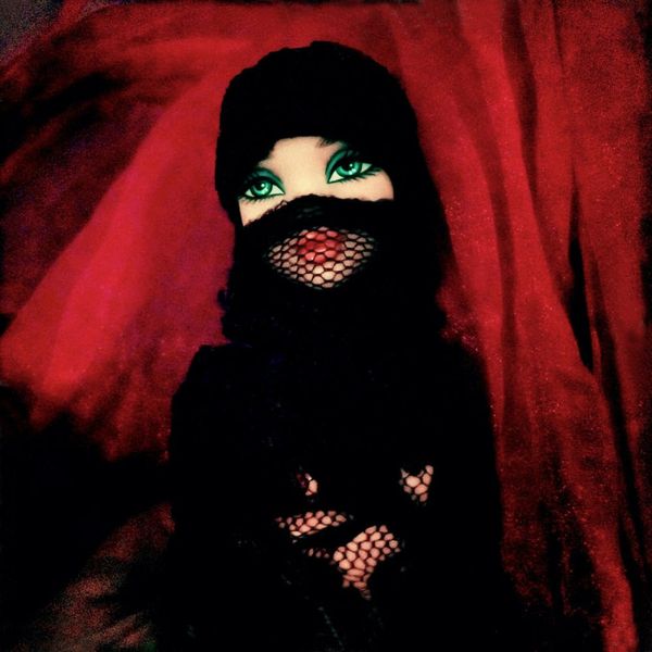 Delia Dickmann Barbie mit schwarzem Kopftuch Niqab Burqa und roten Hintergrund