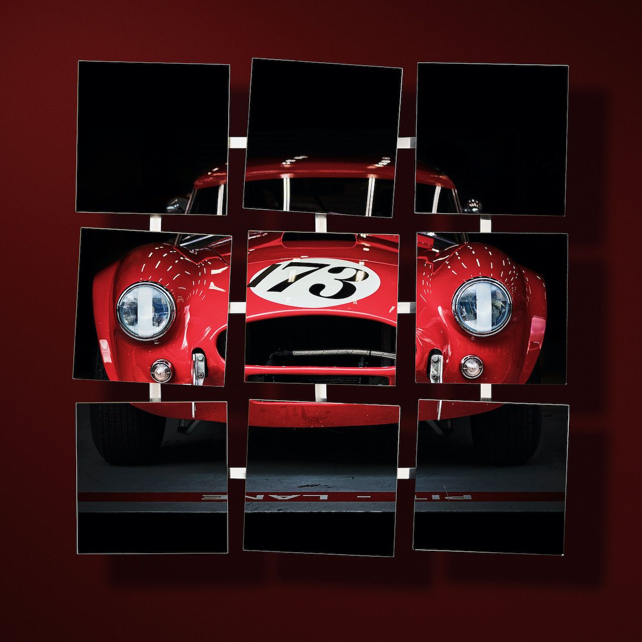 Michael Haegele Fotografia nove specchi quadrati con auto sportiva rossa su sfondo rosso scuro