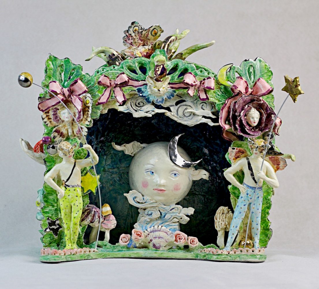 Cecilia Copola Figurine en céramique vert théâtre décoré avec plantes et lune avec visage sur la scène