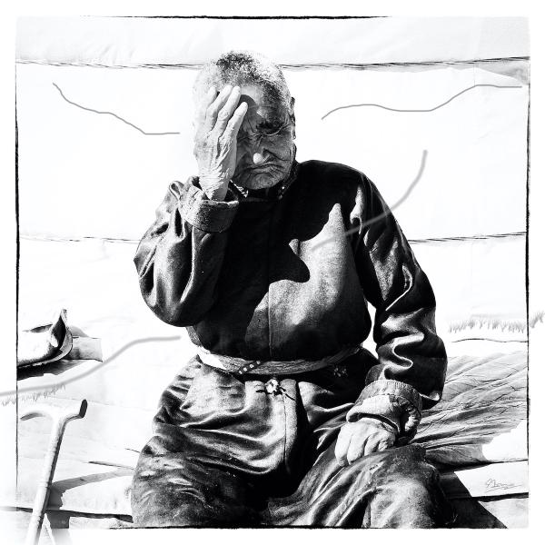 Ute Bruno digitale Malerei schwarzweiß Portrait sitzende alte Frau mit Gehstock