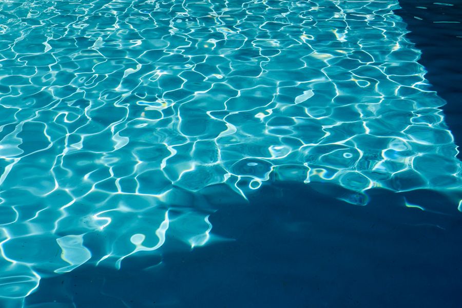 Manfred Vogelsänger Fotografie blauer pool mit Kacheln und Spiegelungen auf Wasser