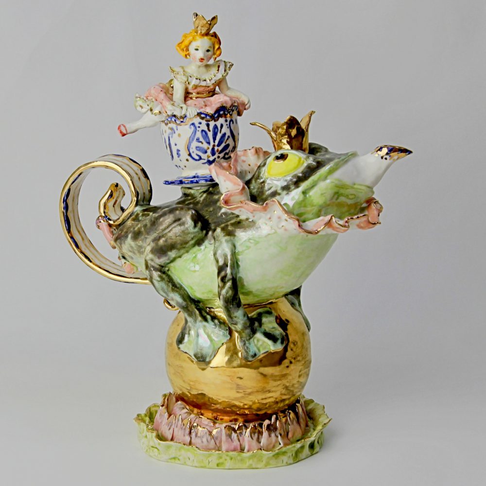 Cecilia Coppola Keramik Teekanne Frosch Prinz  auf goldener Kugel
