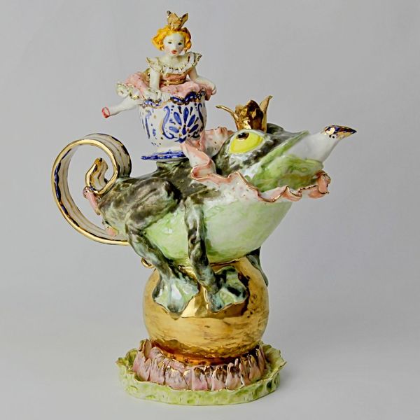 Cecilia Coppola Teiera in ceramica Principe ranocchio su palla d'oro