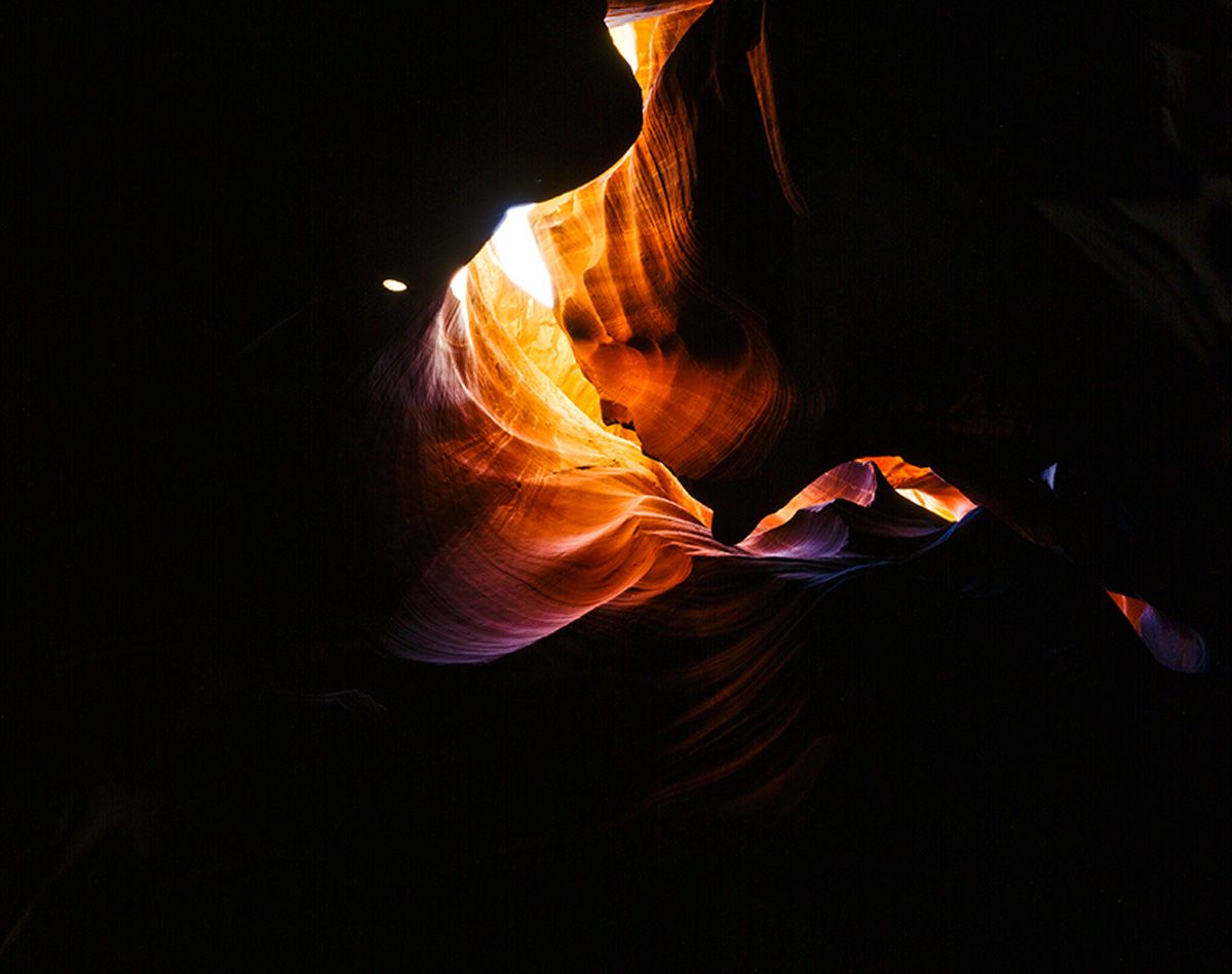 Christian Schuster Fotografie Stein Schlucht Höhle im dunkel mit Lichtstrahl