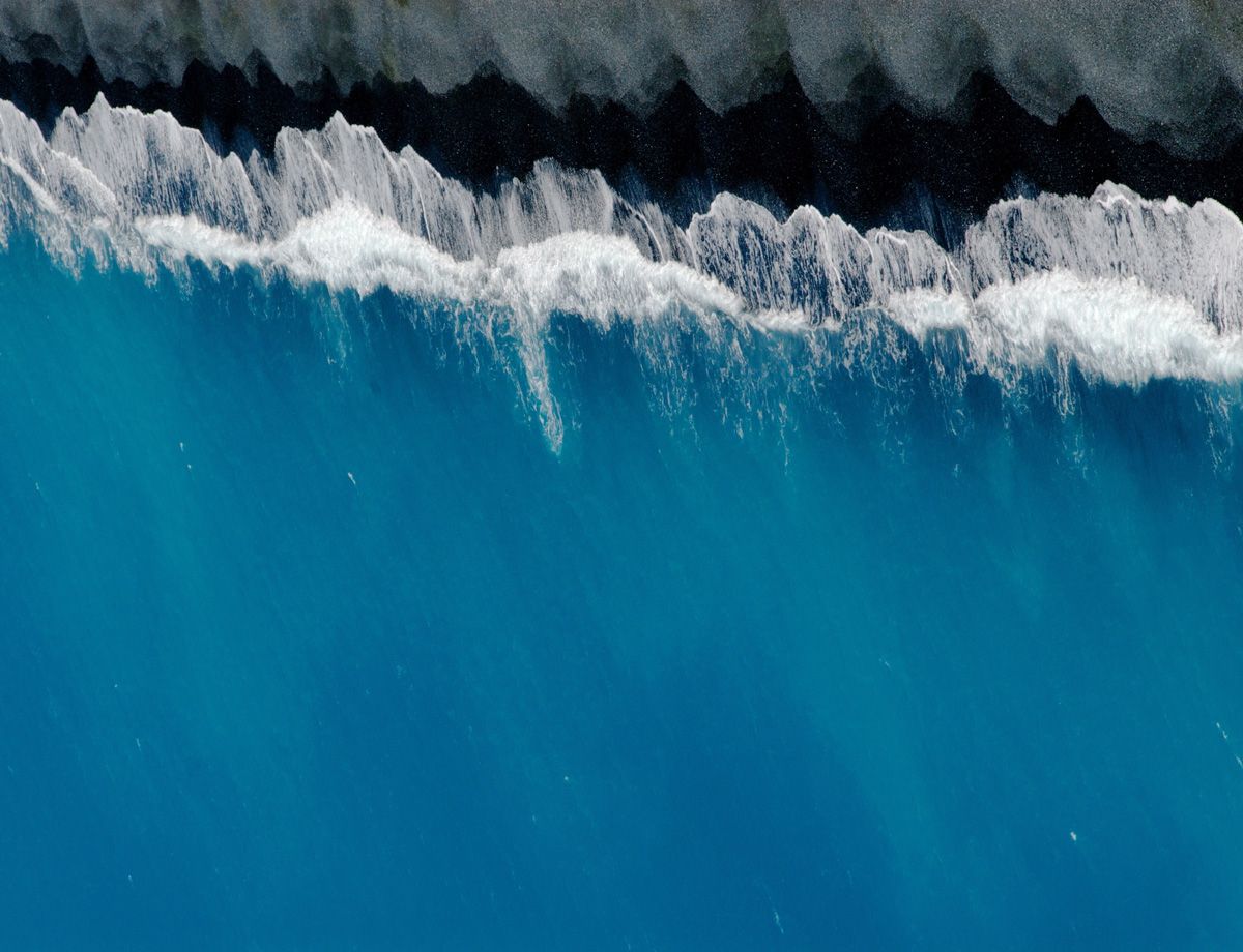 Manfred Vogelsänger abstrakte Fotografie Wasser Wellen  in Bewegungsunschärfe an schwarzem Strand