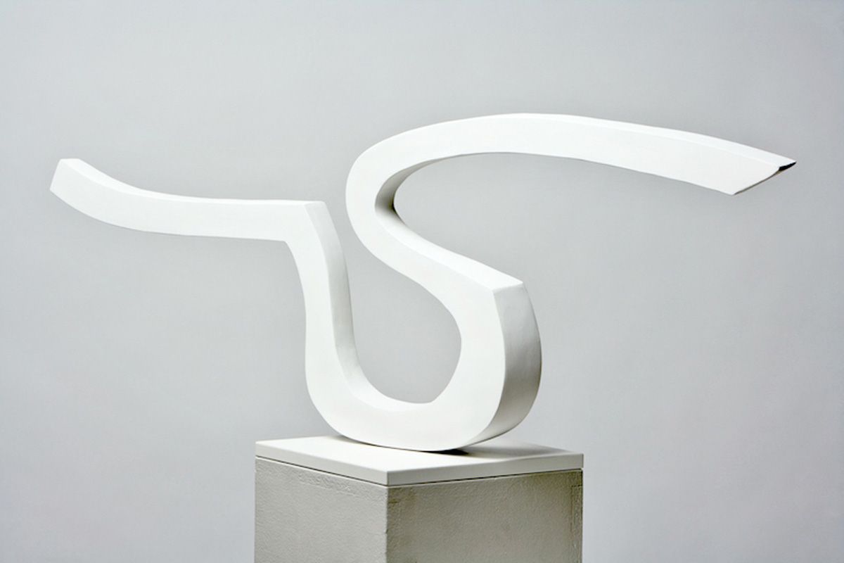 Carola Eggeling Escultura en forma de serpiente alargada blanca