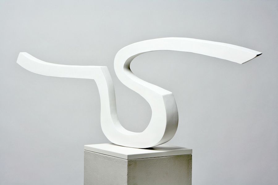 Carola Eggeling Skulptur in weiß verlängerte Schlangenform