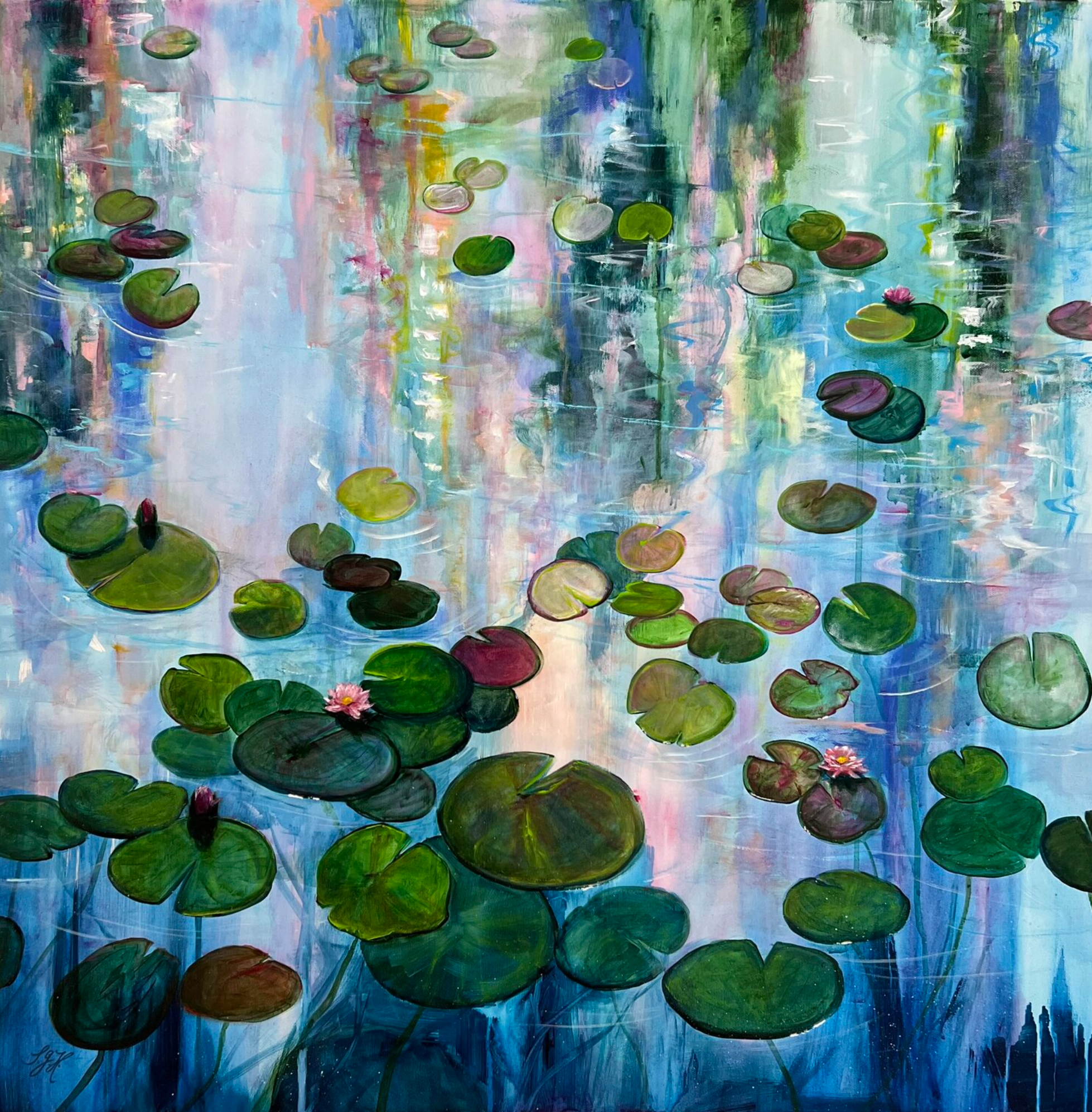 Sandra Gebhardt-Hoepfner的 "睡莲6 "彩色画作展示了睡莲的叶子放松地躺在阳光下的水中。背景中的树木和植物倒映在覆盖着睡莲的池塘中。颜色很明亮，有很多白色、浅蓝色、浅绿色和深绿色、浅粉色和深粉色以及浅橙色。