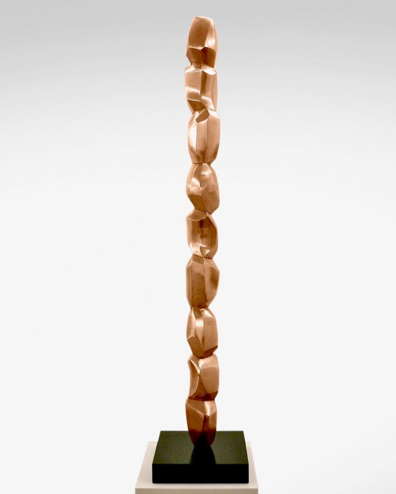 Carola Eggeling Skulptur aus Bronze Rose Gold dünne Säule aus Kettengliedern auf schwarzem Sockel