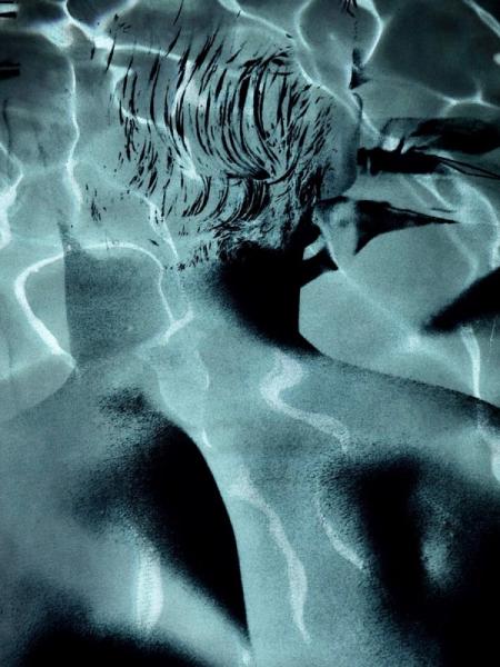 Manfred Vogelsänger abstrakte Fotografie Portrait  kurzhaarige Frau von hinten mit Pool Wasser Spiegelung monoton blau