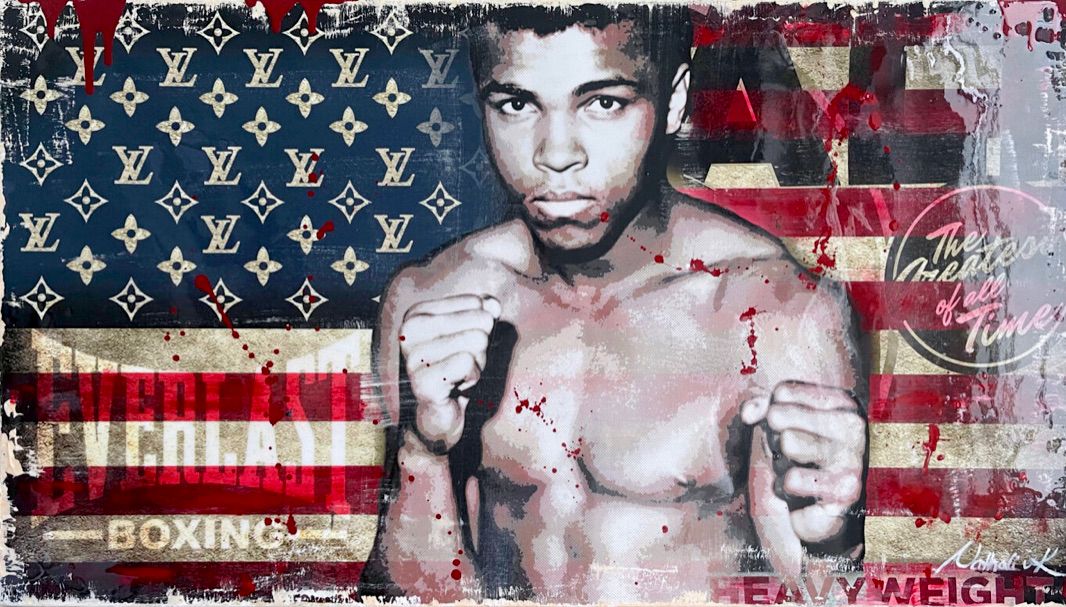 Nathali von Kretschmann dipinge un collage di Mohammad Ali, la bandiera degli Stati Uniti e il modello Louis Vuitton.