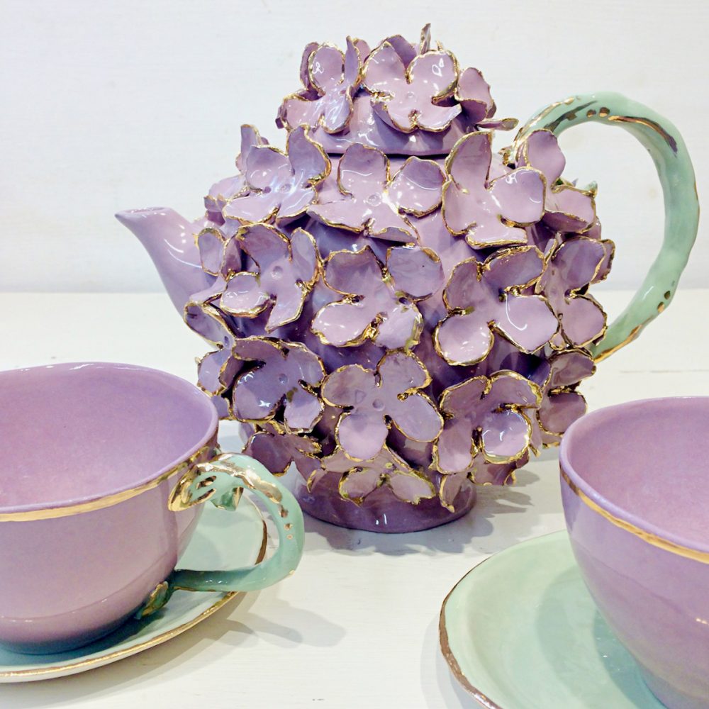 Tetera de porcelana Cecilia Coppola Hydrangea con borde dorado y tazas de té lila