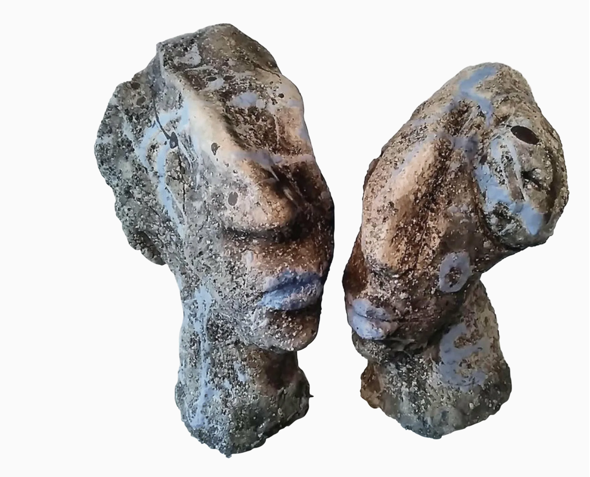 伊洛娜-施密特的 "我们属于一起 "展示了一对用石器块造型的人物，在烧制后用雕刻剂和铜版画处理。