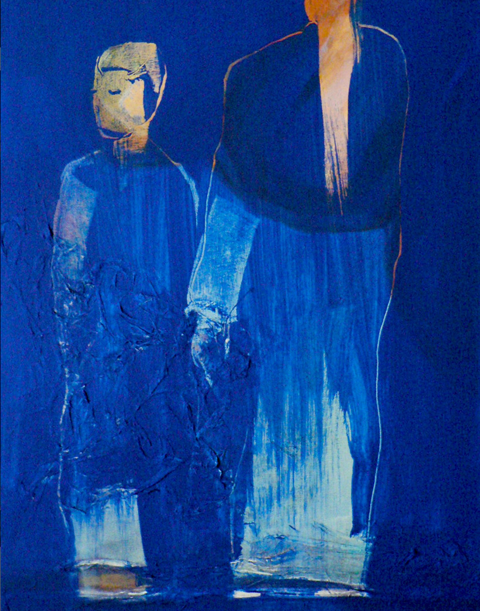 Il dipinto "En marche" di Sylvia Baldeva mostra due persone, movimento, camminata, scena di vita, collage notturno di acrilico e carta di riso su tela. I colori sono prevalentemente blu