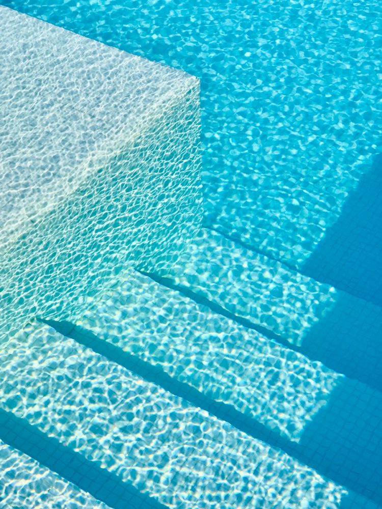 Manfred Vogelsänger Fotografie Ausschnitt Treppe blauer Pool mit Wasser und Spiegelungen