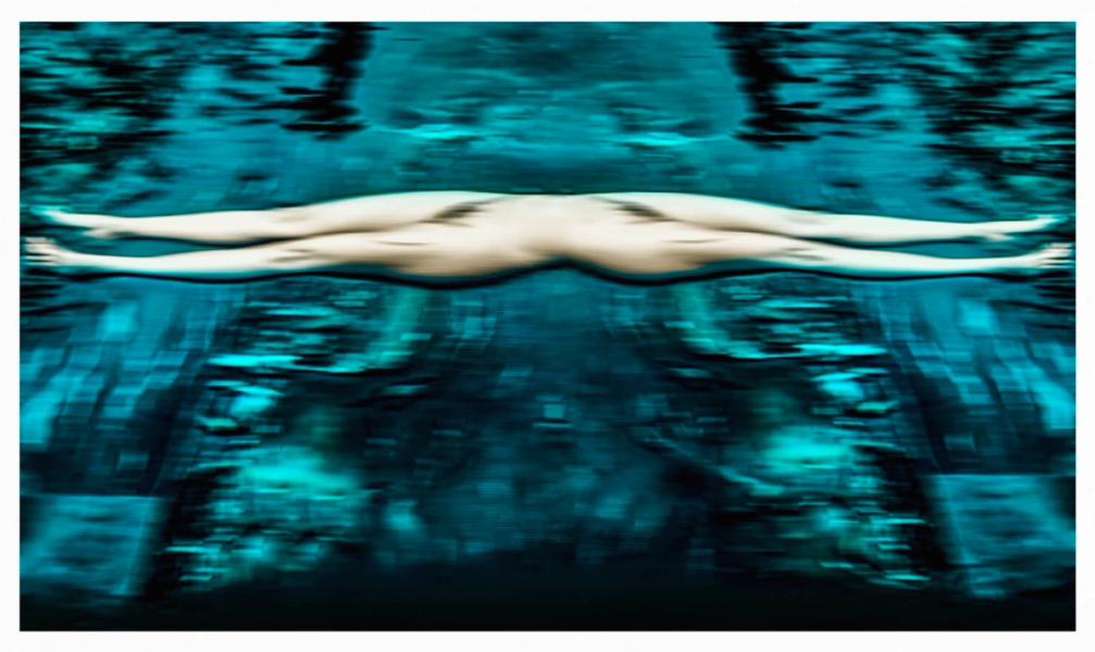 Martina Chardin abstrakte Fotografie gespiegelte Frauenbeine in dunkel blauem Pool