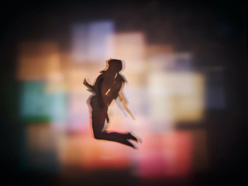 Michael Haegele abstrakte Fotografie Silhouette springende Frau und leuchtende Quadrate im Hintergrund