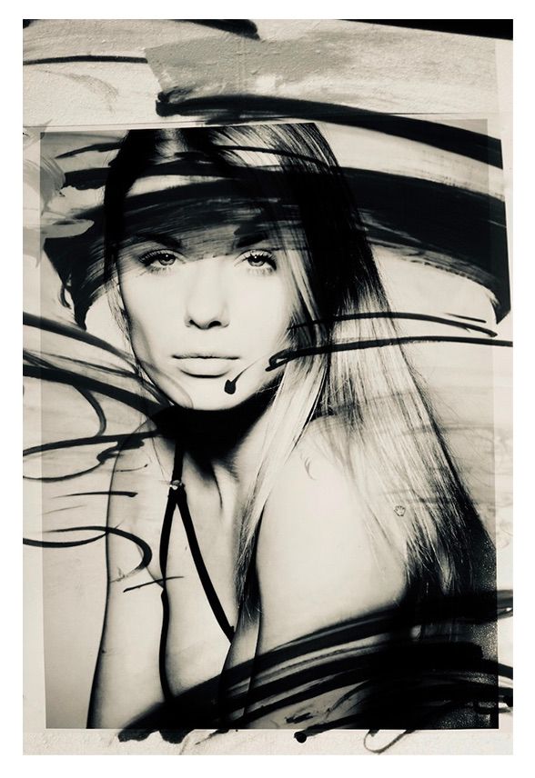 Manfred Vogelsänger abstrakte Fotografie Portrait blonde Frau in Lingerie Überlagerung schwarze Linien