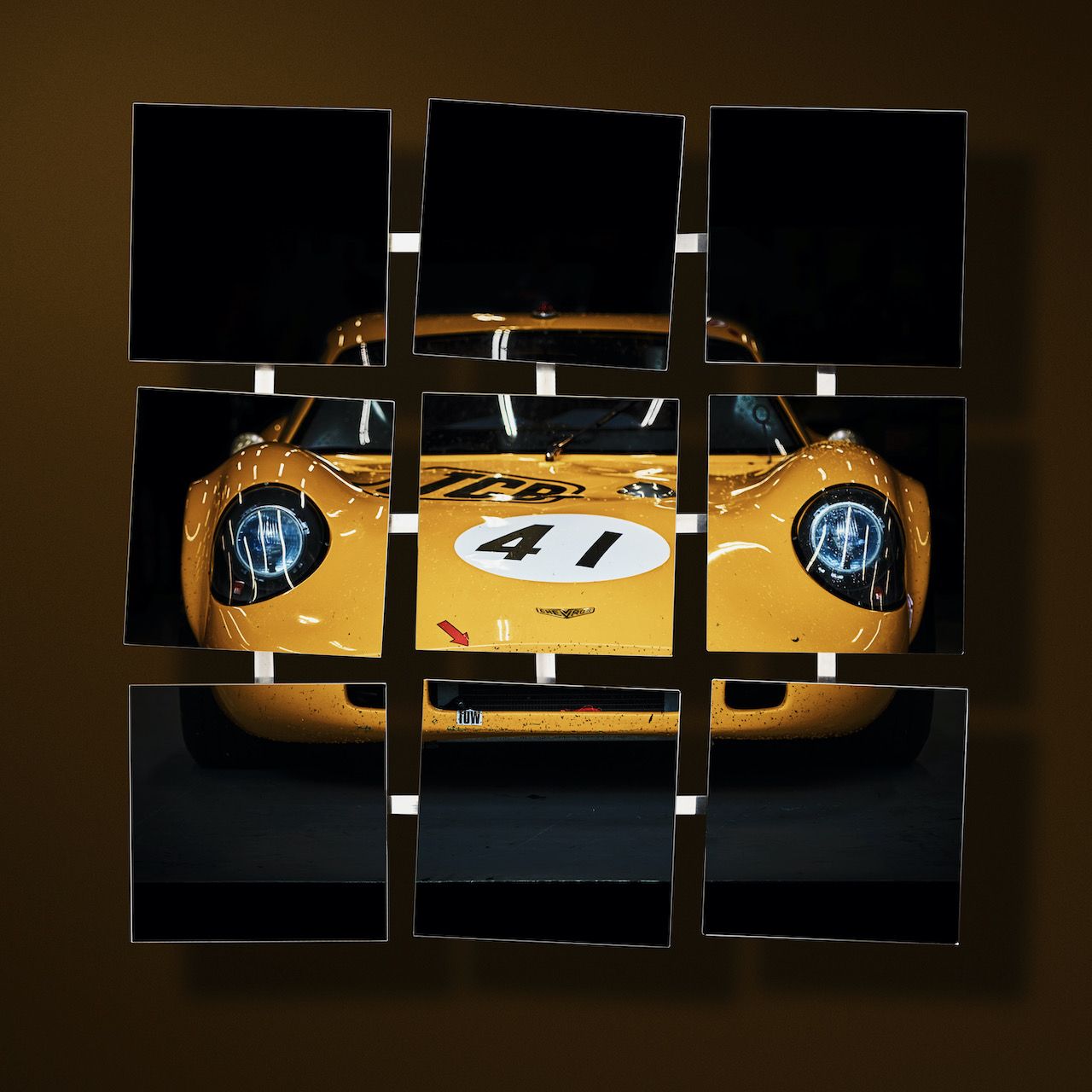 Michael Haegele Fotografie neun quadratisch angeordneten Spiegel mit gelbem Sportauto auf dunklem Hintergrund