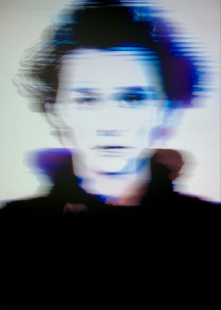 Manfred Vogelsänger abstrakte analog Fotografie Portrait eines Mannes vor weißem Hintergrund Bewegungsunschärfe